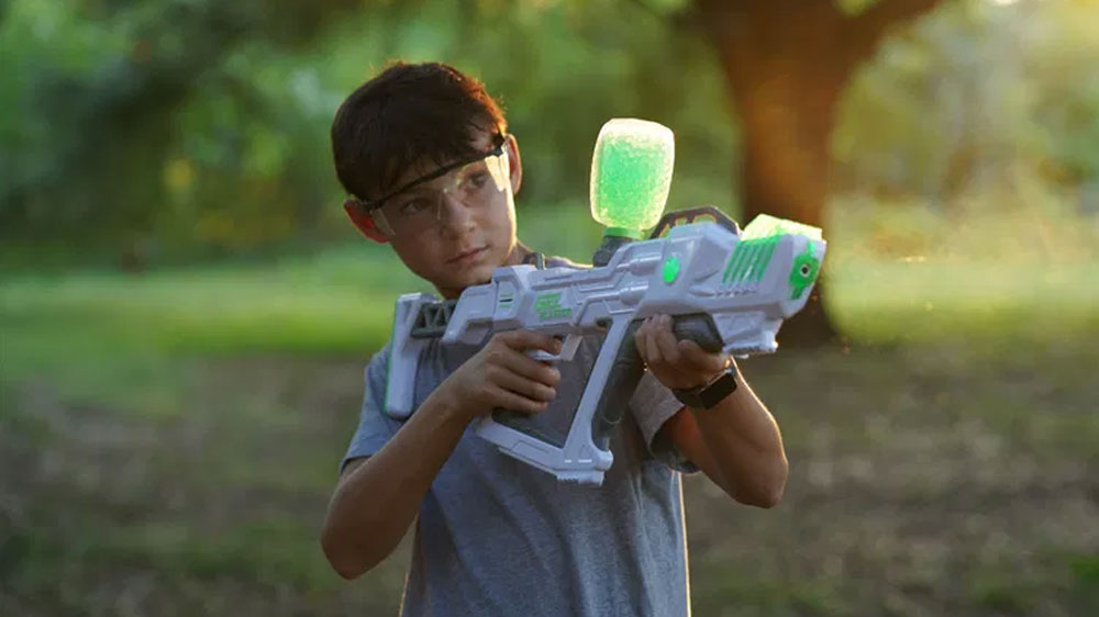 Chlapec se zbran&iacute; Gel Blaster Surge XL Day 'N' Nite _02